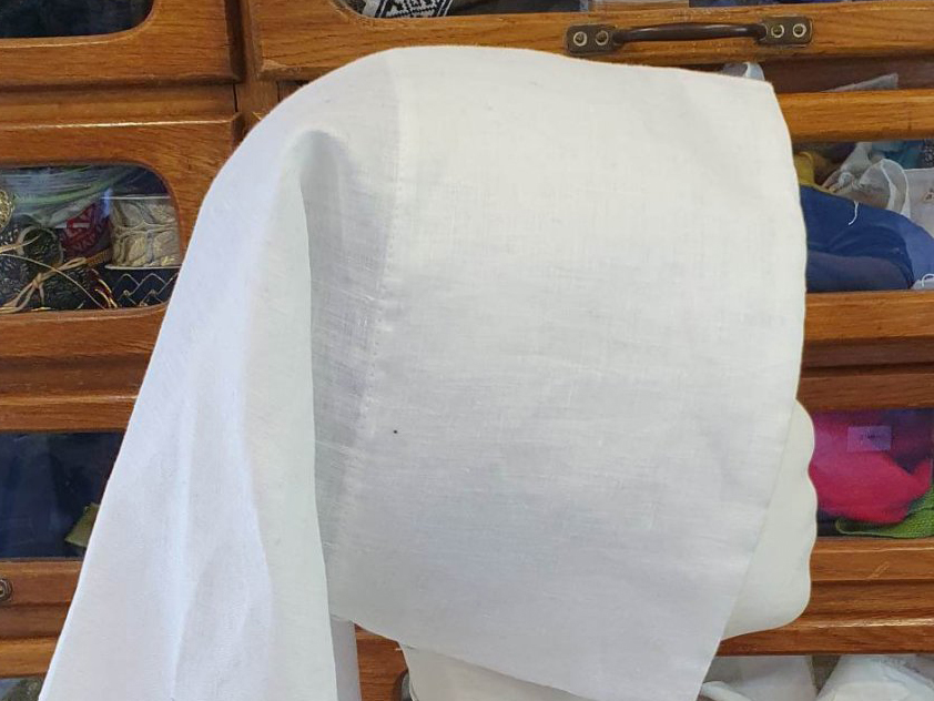 Woman's white linen veil, with stiffened brim